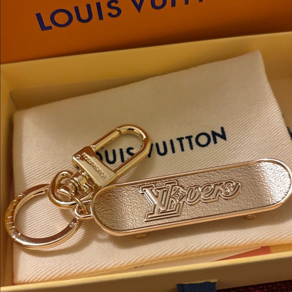 ⚜️ LV Rose Gold Key Holder bag charm GWP ⚜️
